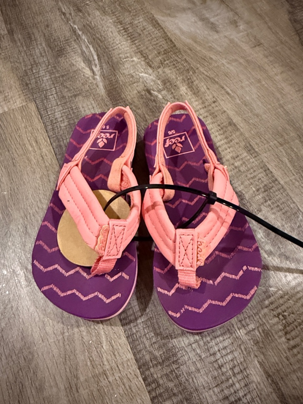 Reef Kids Coral Pink Strappy Flip Flops with Purple Footbed size 5/6